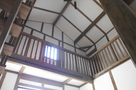 日本の佇まいを思わせる大屋根の家